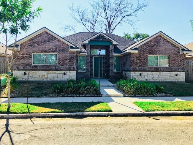 Primary Photo - 4/4 House with Yard in the Baylor Bubble!