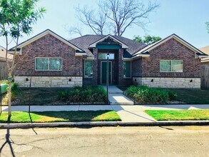 Building Photo - 4/4 House with Yard in the Baylor Bubble!