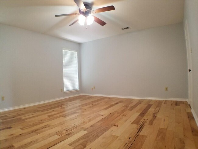 Building Photo - 6201 Highland Hills Dr