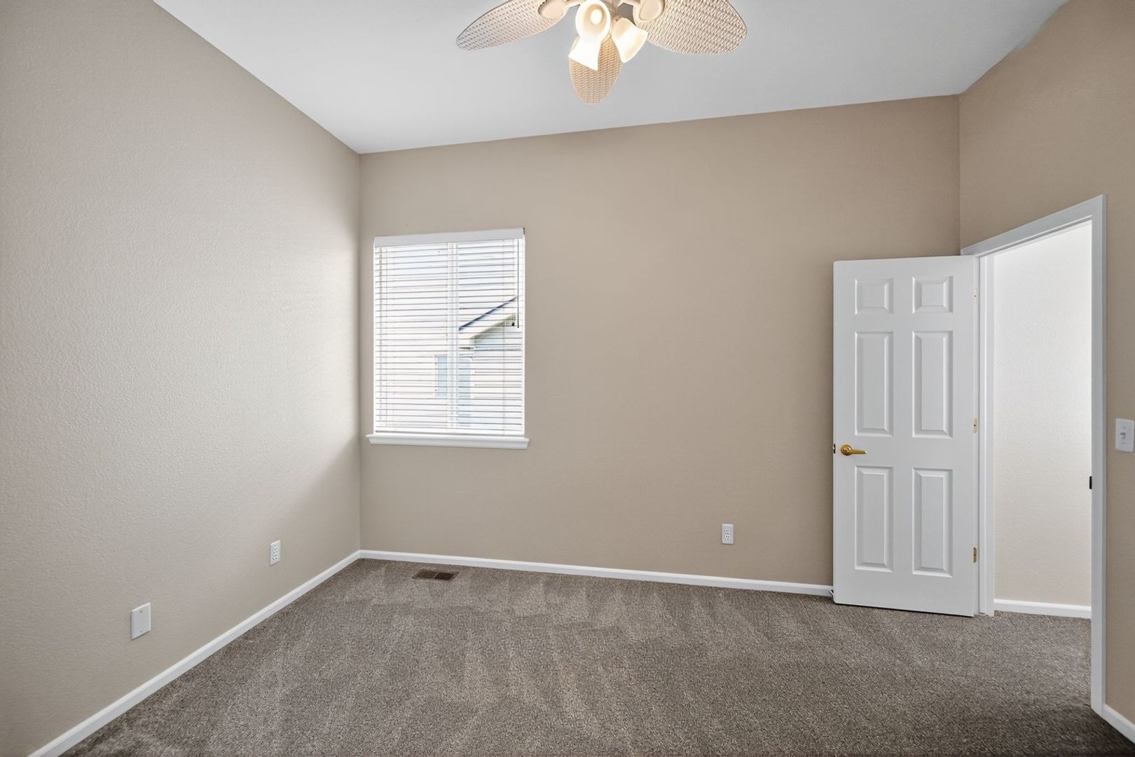 Building Photo - 11131 Park Vista Dr