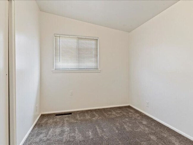 Building Photo - Murray beautiful 4 bed 2.5 bath family home