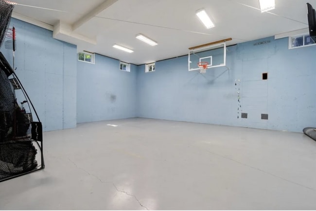 Building Photo - Entire house!!!! Luxury!!! Available Feb 1