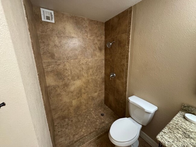 Building Photo - 3 Bedroom - 2  Bedroom - 1656 Sq. Ft - Cas...