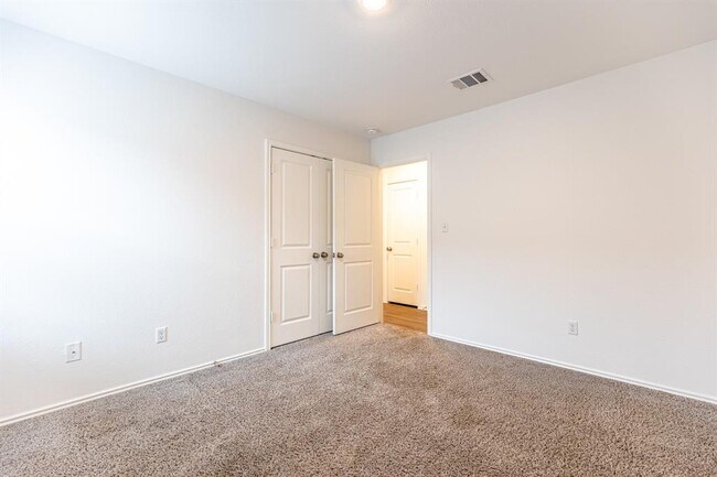 Building Photo - 175 Silver Springs Bend