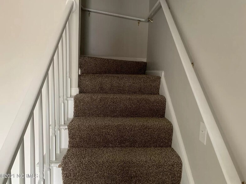 Building Photo - 8 Upton Ct