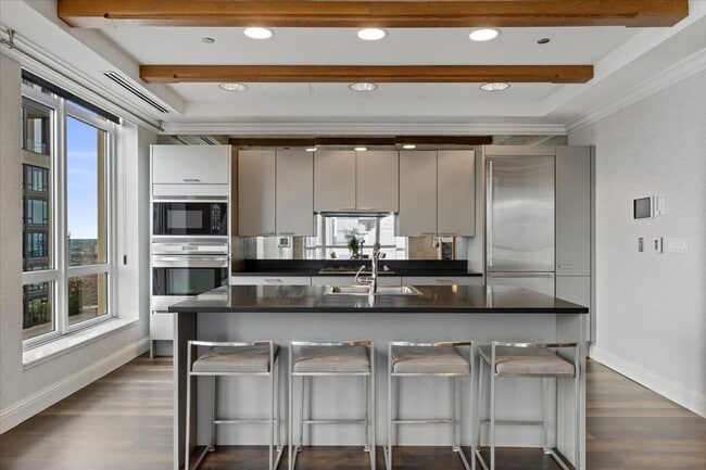 Building Photo - 10 E Delaware Pl