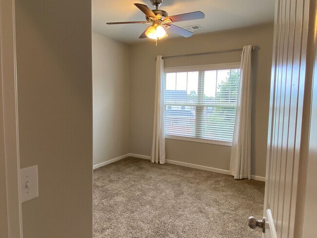 Building Photo - 4 bed, 3 bath home in Hawthorn Ridge is Av...