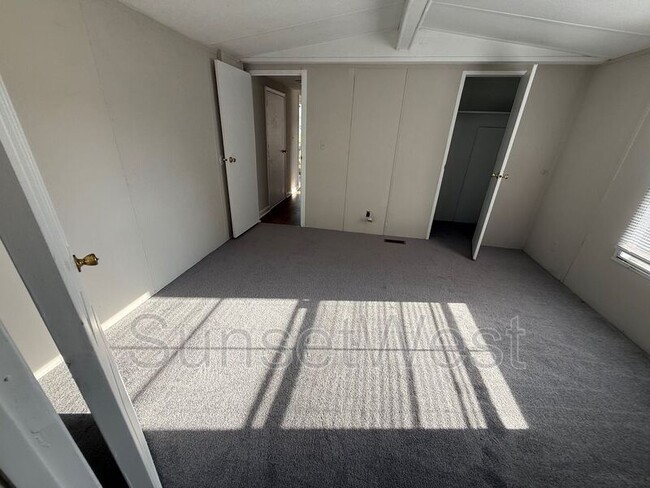 Building Photo - 529 Sunshine Dr
