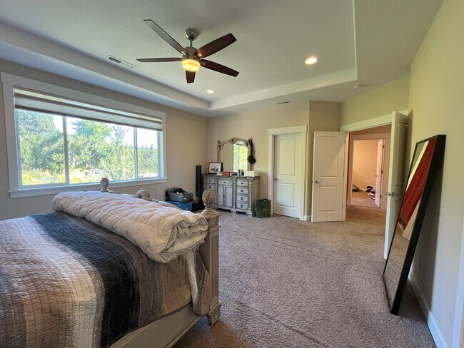 Building Photo - Expansive 4-Bedroom Home with Office, Ente...
