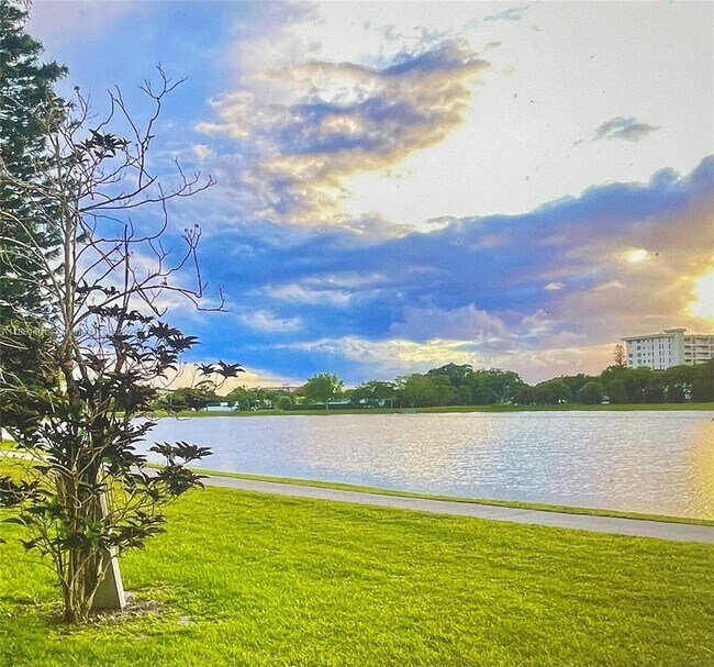 Building Photo - 2801 N Palm Aire Dr
