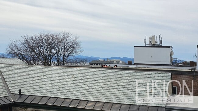 Building Photo - Bright, FURNISHED 2-Bedroom in Prime Burlington Location — Available NOW!