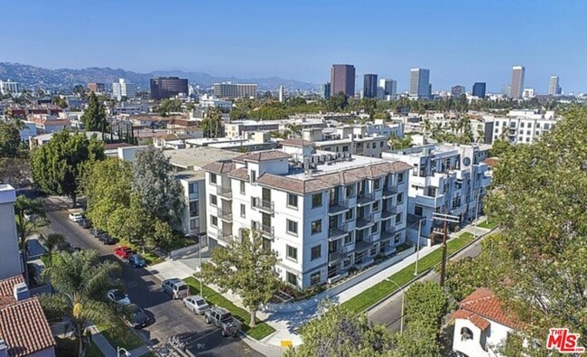 Building Photo - 1070 S Bedford St