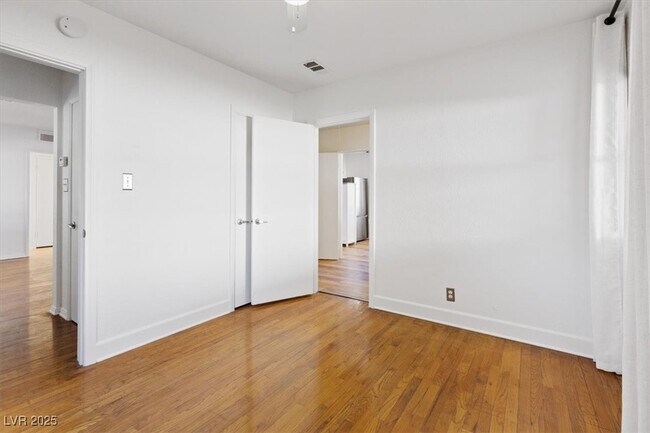 Building Photo - 1609 Chapman Dr