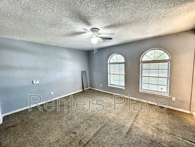 Building Photo - 705 Greenview Cir