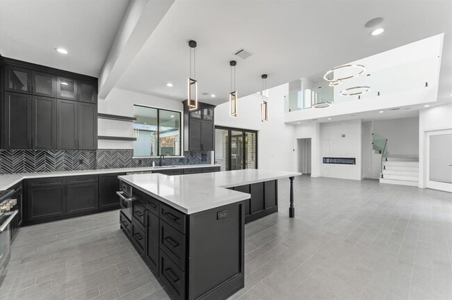 Building Photo - 10070 Cedardale Dr