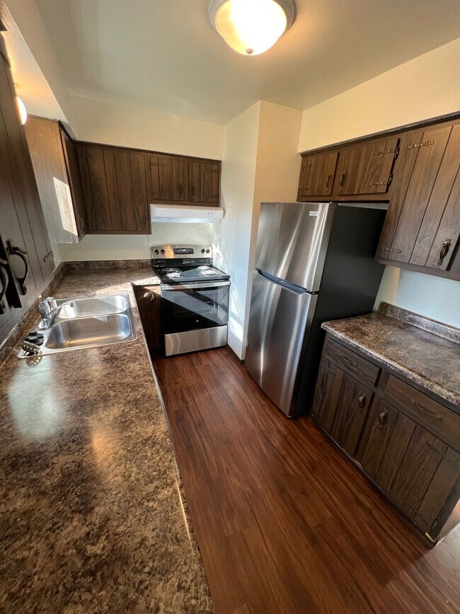 Building Photo - 3 bed/1.5 bath Duplex in Madison, WI