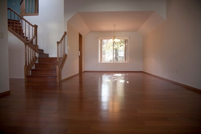 Building Photo - Gorgeous Beaverton home available with att...