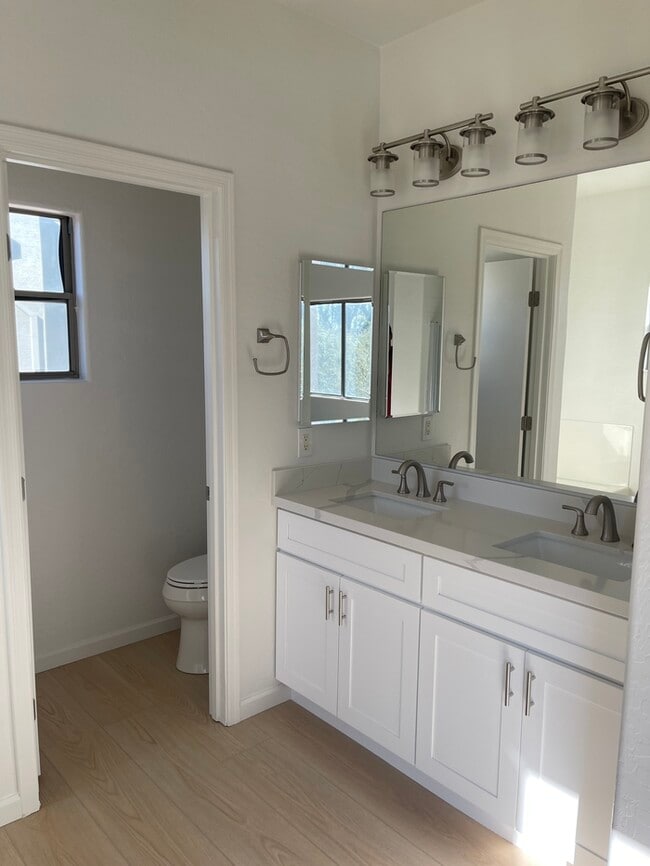 Building Photo - Clean Townhome in Great Location