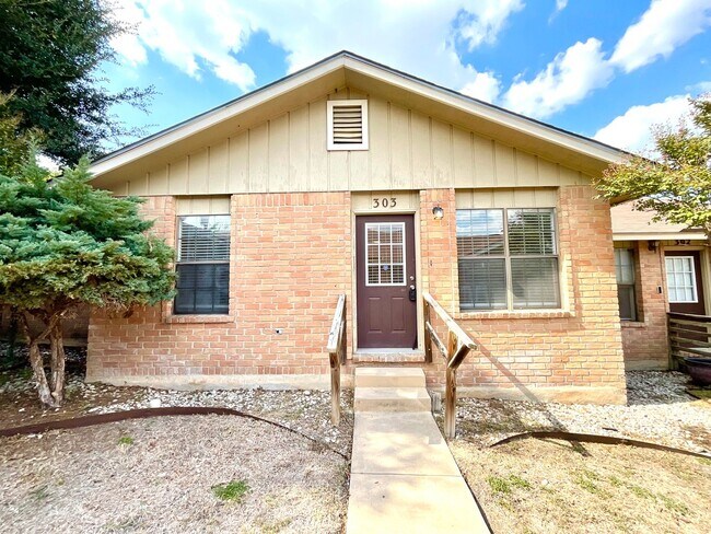 Building Photo - **MOVE IN SPECIAL!!** Spacious 2 Bedroom / 2 Bath Unit!