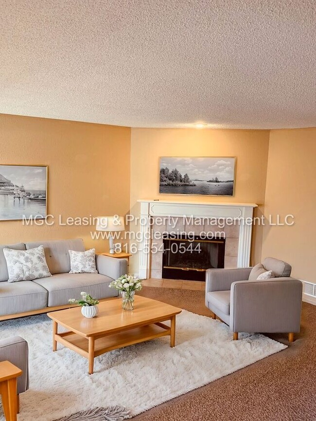 Building Photo - Spacious Townhome with Open Floor Plan in ...