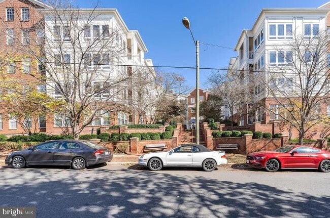 Building Photo - 801 S Greenbrier St