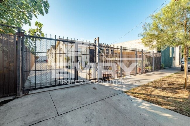 Building Photo - 5547 Holmes Ave