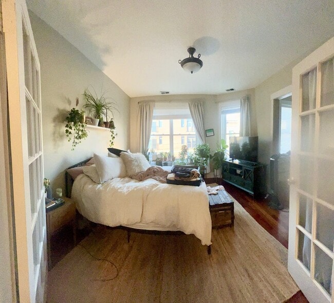 Building Photo - 2303 W North Ave