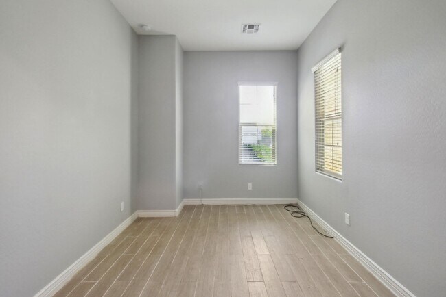 Building Photo - 4 Bedroom + Den Single Family in Peoria
