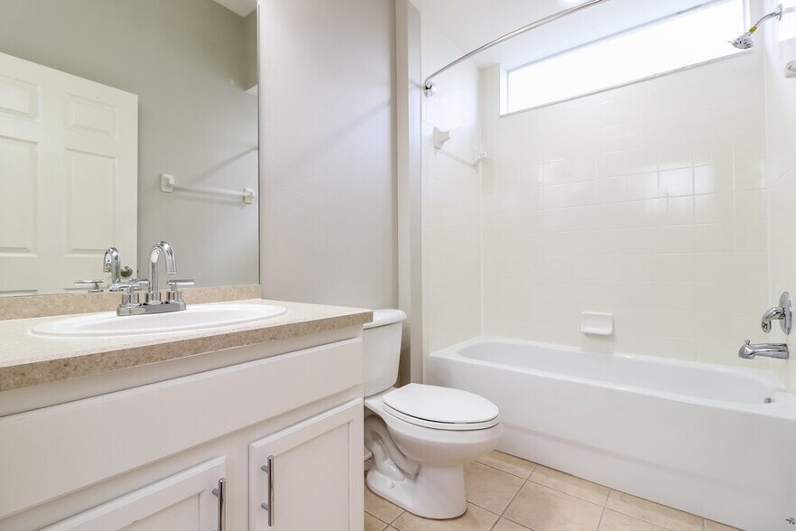 Building Photo - 16326 Laurel Garden Ct
