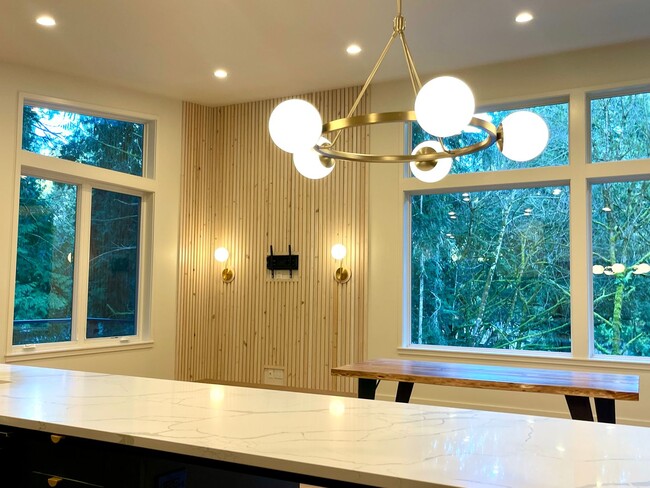 Building Photo - Absolutley stunning custom home in desirab...