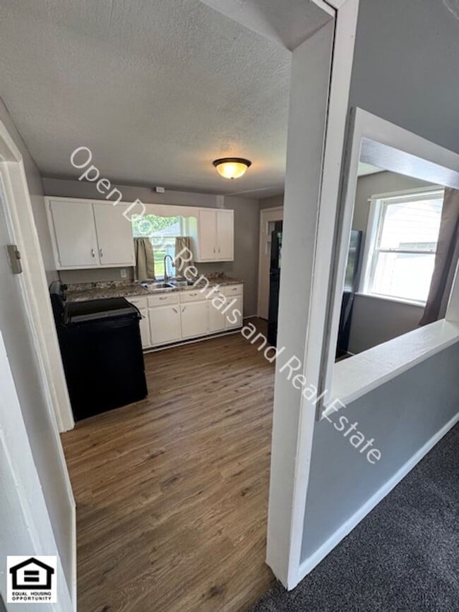 Building Photo - Newly remodeled 2 bedroom home!