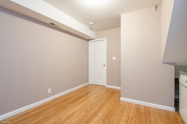 Building Photo - 2 br, 1 bath Triplex - 1745 WILLINGTON ST ...