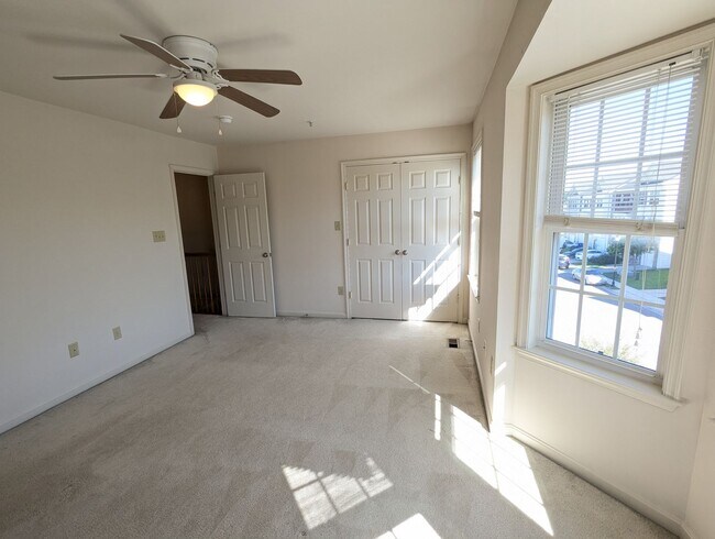 Building Photo - 3 Level End Unit townhouse available mid O...