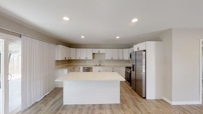 Building Photo - Newly Renovated! 4BD/2BA
