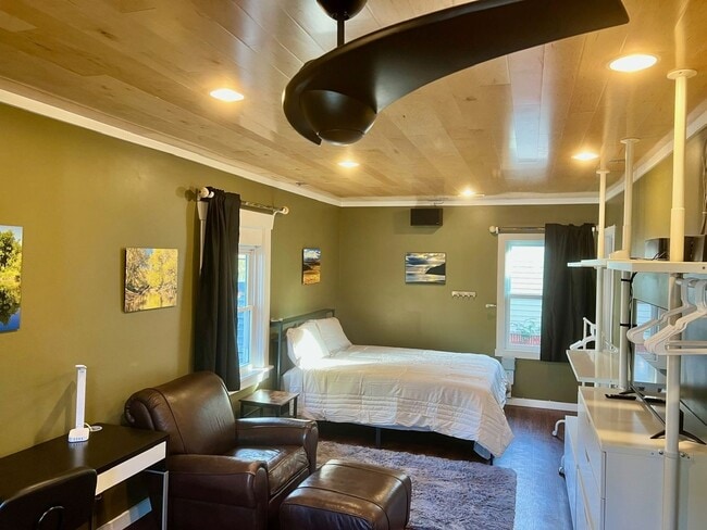 Building Photo - Classic Portland Bungalow