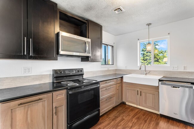 Building Photo - 4BR w/ Driveway Parking near Denver Zoo & City Park