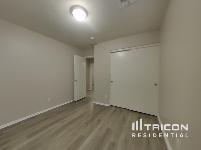 Building Photo - 13261 W Paradise Ln