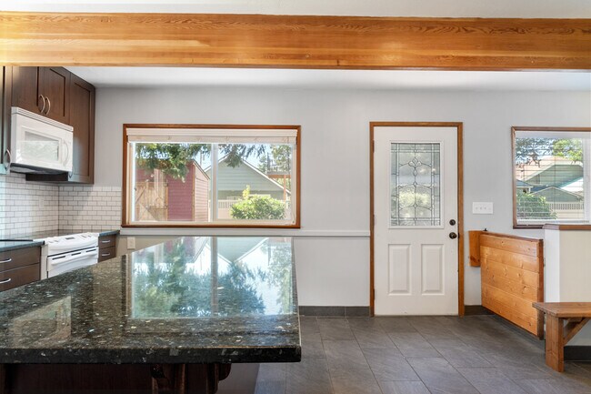 Building Photo - 4921 SE 76th Ave