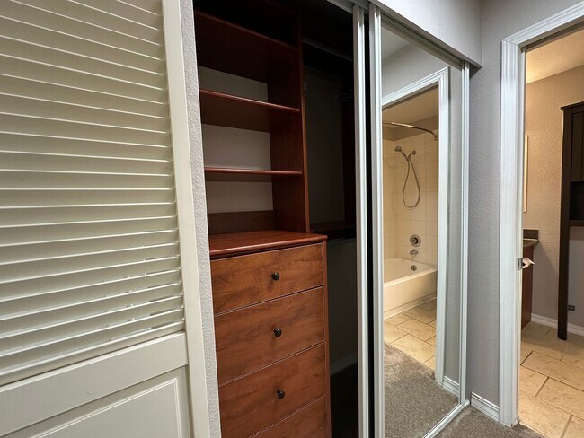 Building Photo - 2bd/1ba Bothell Condo