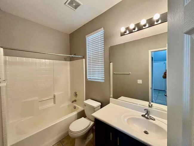 Building Photo - 2376 Summer Home St