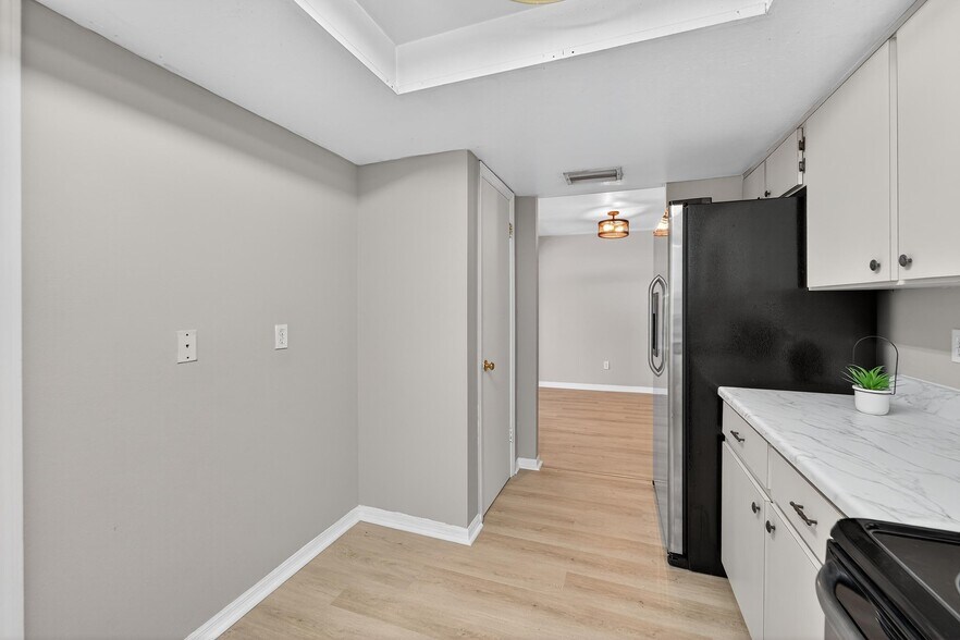 Building Photo - 1712 Village Ct