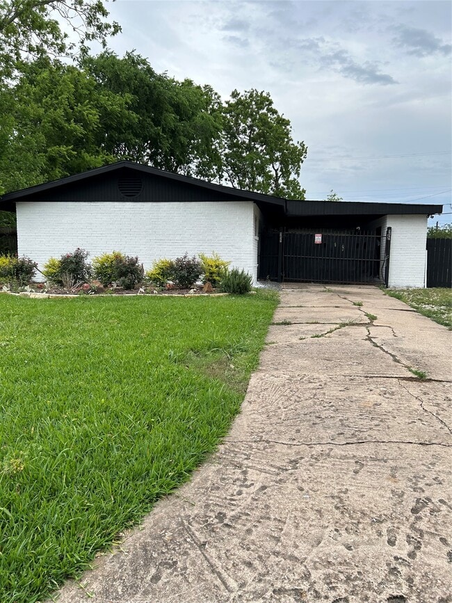 Building Photo - 5427 Heatherbrook Dr