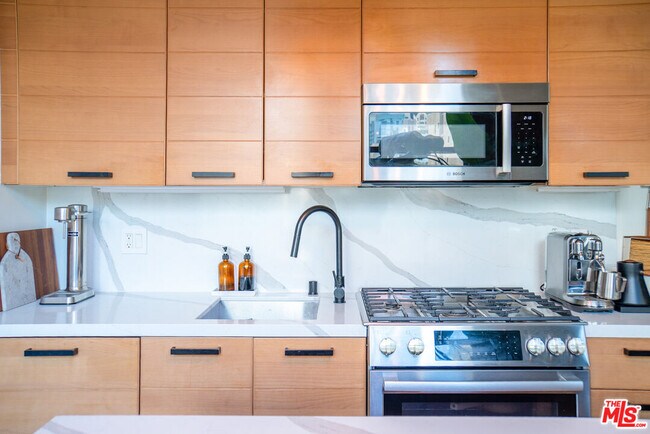 Building Photo - 460 S Spring St