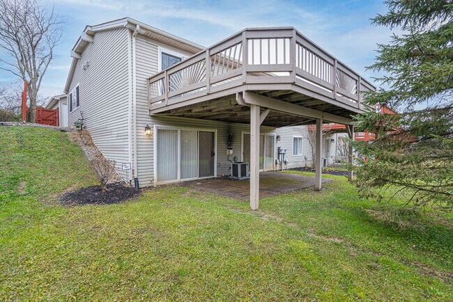 back of unit - 746 Hilltop Ln