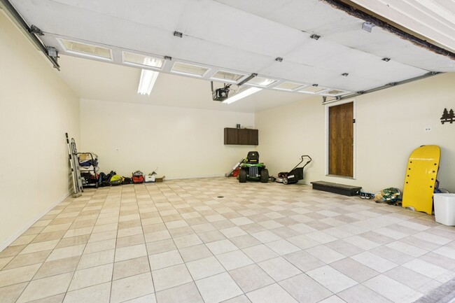 Building Photo - 13115 Maple Rd