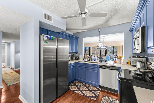 Building Photo - 5687 Fairway Park Dr