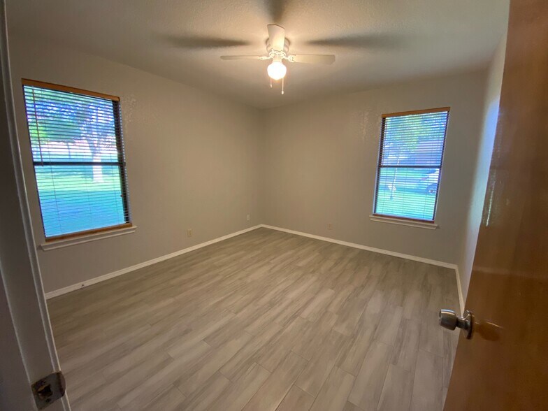 Building Photo - 702 Blackwell Ave