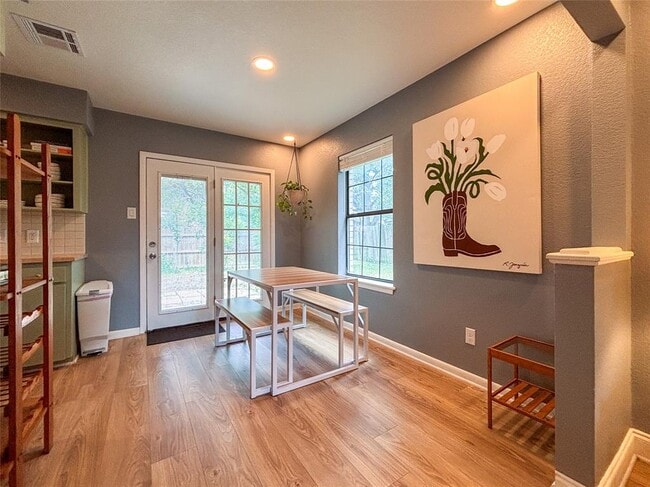 Building Photo - 406 Concho St
