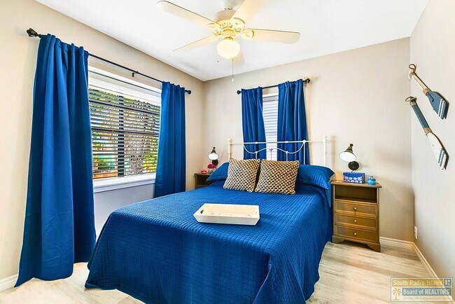 Building Photo - 113 W Sunny Isle Dr