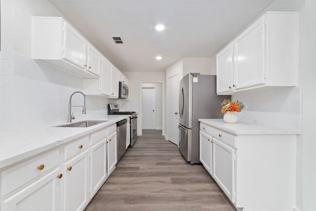 Building Photo - 17003 Summer Dew Ln